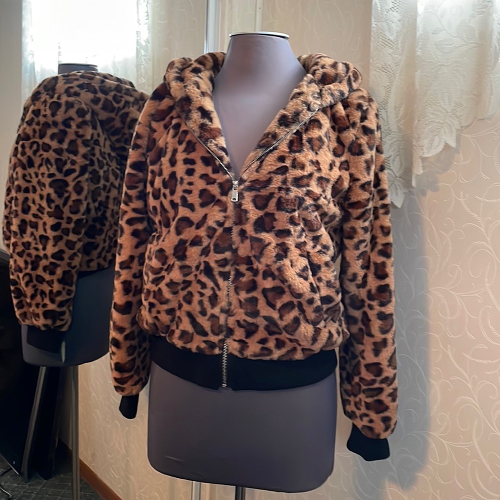 Love tree faux fur cheetah jacket size Med